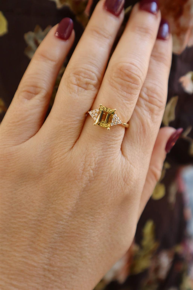 Bold & Elegant 18K Yellow Gold Emerald Cut 1.62 Carats Yellow Beryl & 0.17 Carats Diamond Ring