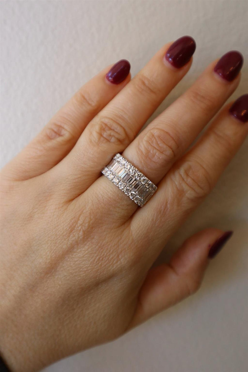 Elegant & Trendy 18K Gold White 2.93 Carats Baguette & Round Diamond Accented Cigar Style Dinner Ring