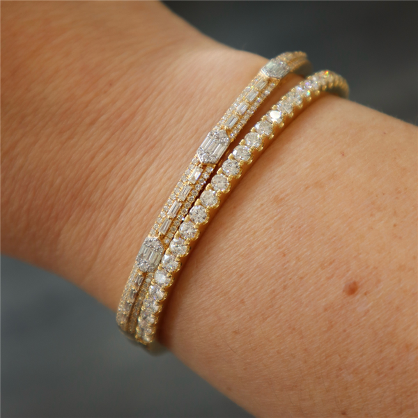 Elegant Precious Metal Bracelet 18K Yellow Gold Baguette & Round Diamond 1.58 Carats Bangle Bracelet