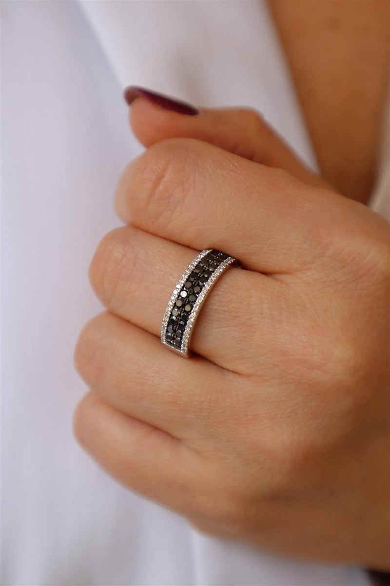 Elegant & Trendy 14K White Gold 0.94 Carats Black & White Diamond Band