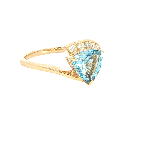 Bold & Elegant 18K Yellow Gold Trillion Cut 1.83 Carats Aquamarine & 0.14 Carats Diamond Ring