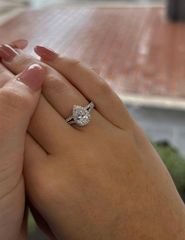White 18 Karat Gold 0.40 Carats Diamond Halo Pear Engagement Ring